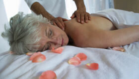 Massagens trazem inúmeros benefícios para pessoas da terceira idade