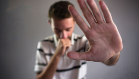 Tosse fazendo 'aniversário'? Saiba quando ela indica algo mais sério e veja como tratá-la