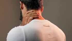 Má postura e falta de fortalecimento muscular são principais causas de dor no pescoço