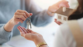 Posso usar um imóvel que não está no meu nome para solicitar crédito com garantia?