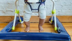 Andadores infantis não são recomendados; saiba como estimular o desenvolvimento motor corretamente