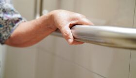 Terceira causa de mortalidade de idosos, quedas podem ser evitadas; saiba como