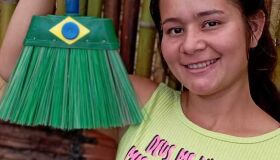 Jovem venezuelana produz vassouras de garrafa PE no Brasil