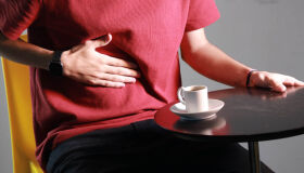 Gastrite tem cura? Saiba como identificar e quais os tratamentos para a doença