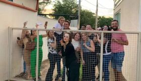 Sandy é criticada após tirar fotos com fãs separada por uma grade