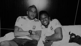 O silêncio ensurdecedor de Daniel Alves e Robinho