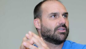 Eduardo Bolsonaro aposta na ascensão da direita tendo o pai à frente