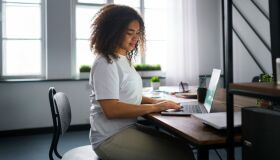 Ação oferece 3,1 mil bolsas para mulheres em programação e dados