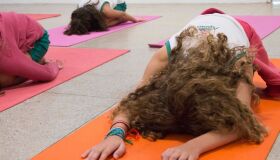 Yoga para crianças ajuda a controlar reações diante das emoções e perceber um corpo mais consciente