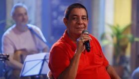 Zeca Pagodinho encontra Mimosa, sua gatinha perdida, e agradece 'preces' e dicas