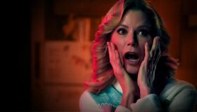 “Hysteria!” resgata o terror dos anos 1980 e a paranoia do ocultismo