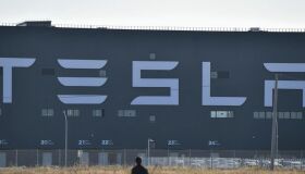 Tesla fará recall de alguns cybertrucks devido ao risco de descolamento da barra de luz
