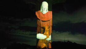 Vira-lata caramelo é projetado no Cristo Redentor em prol da adoção responsável