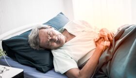 Colangite aguda: febre, dor abdominal e olhos amarelados estão entre os sintomas