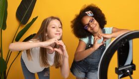 “Shareting”: além da superexposição, conheça outros riscos das contas de crianças e bebês nas redes