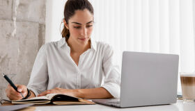 Transição de carreira impulsiona profissionais a se manterem em constante qualificação, diz pesquisa