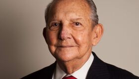 Naquela mesa está faltando ele