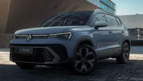 Volkswagen Taos 2026 chega ao Brasil com visual renovado e mais tecnologia; saiba detalhes