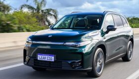 Leapmotor C10 roda 100% elétrico até mesmo no modo híbrido; modelo chega a partir de R$ 189.990 mil