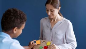 Especialistas defendem o modelo de equipes integradas para o tratamento de autismo e TDAH