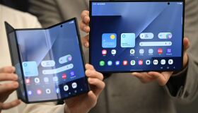 Samsung lança primeiro smartphone dobrável triplo