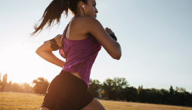 Corrida envelhece o rosto? Dermatologista esclarece mitos e verdades sobre a chamada runner’s face