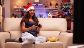 Maratona Natalina: Confira 5 séries para melhorar o inglês e entrar no clima de festas