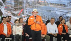 O primeiro pedaço de bolo e a dona da festa durante eventos com o presidente Lula