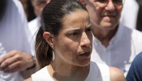 Governadora alfineta opositores afirmando que não há “jogo de cartas marcadas” em licitações de obra