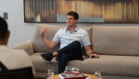 "Gasto meu tempo cuidando do meu caminho, que é o caminho do Recife", afirma prefeito João Campos