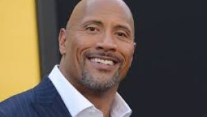 Dwayne Johnson arranca portão de casa após queda de energia