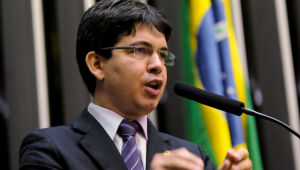 Randolfe propõe que aposentados que trabalham também recebam auxílio
