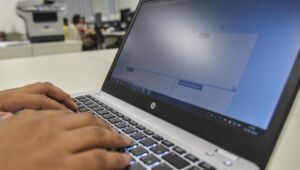 Brasil tem a pior proporção de computador por aluno entre países testados no Pisa