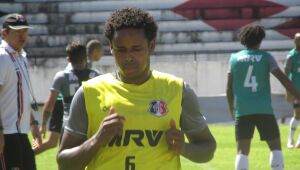 Santa Cruz fecha com Elicarlos e equatoriano Quiñonez