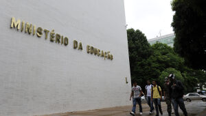 Gasto federal em educação cai desde 2016 e pressiona estados e municípios
