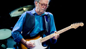 Eric Clapton volta a repercutir, ao sugerir 'hipnose de massa' em quem foi vacinado contra Covid-19
