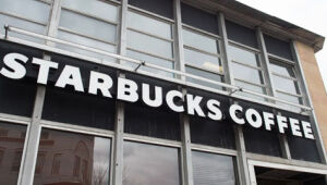 Starbucks desiste de plano de exigir vacinação e testes de Covid de funcionários