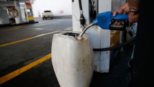 Gasolina a R$ 7 vira trocadilho com 7 de setembro em faixas no Rio, SP e Brasília