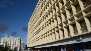 Vítima de incidente com tubarão está consciente e deve seguir para enfermaria nesta segunda (26)