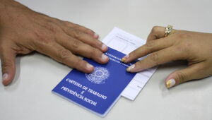 Recusar a vacinação pode levar à demissão por justa causa? Saiba o que dizem os especialistas