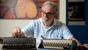 "A luta verbal": conheça o novo livro do escritor pernambucano Raimundo Carrero
