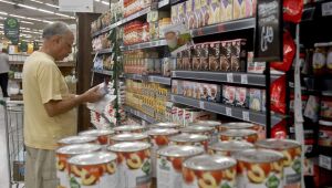 Intenção de consumo das famílias volta a cair em abril