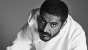 Criolo faz show tecnológico e diz que país vive um tempo fúnebre