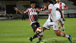 Com apenas dois jogos, Warley fica à espreita do mercado e Santa comenta possibilidade de retorno