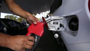 Petrobras segura reajuste às vésperas da eleição: gasolina completa duas semanas defasada