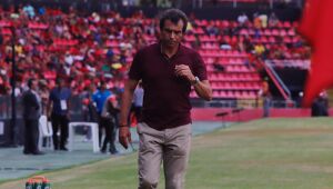 Náutico quita dívida com técnico Milton Cruz