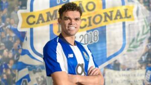 Aos 40 anos, Pepe renova por mais uma temporada com o Porto
