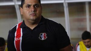 Santa anuncia a contratação do técnico Leston Júnior