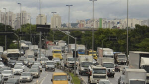 Marginal Tietê é liberada após bloqueio por manifestantes