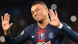 PSG quer renovar com Mbappé, mas já sondou Kane e Salah, diz jornal